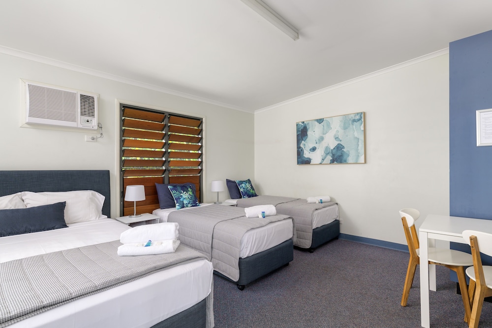Tin Can Bay's Sleepy Lagoon Motel 9/42
