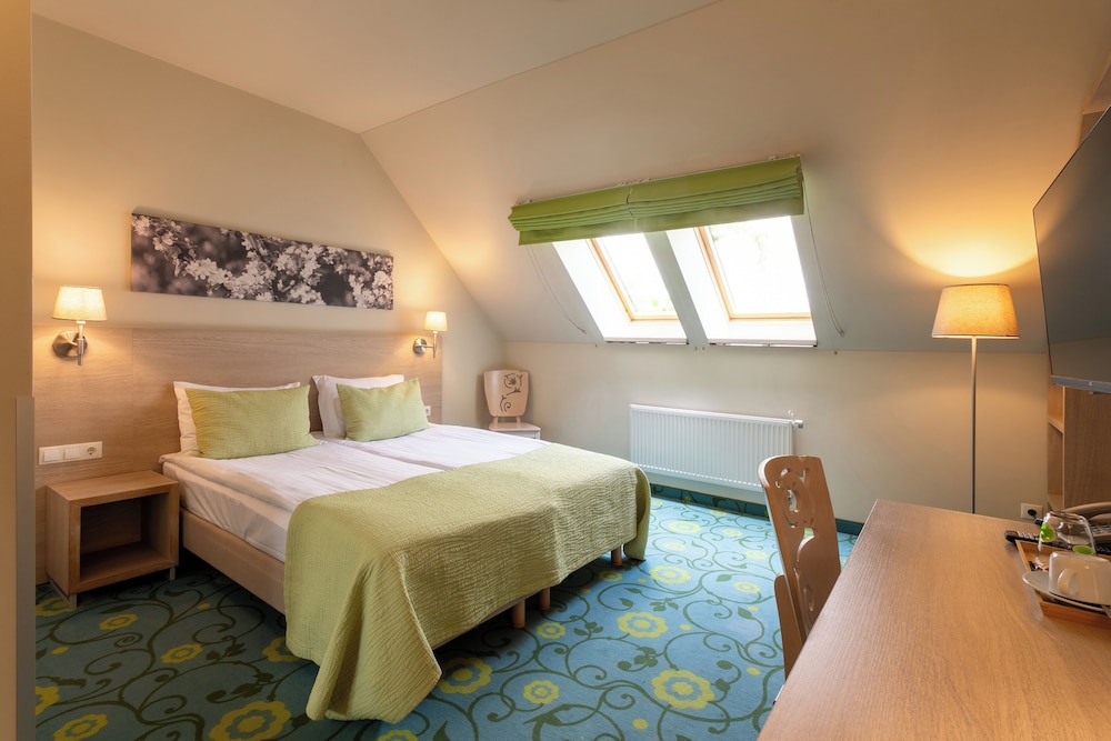 ROOM, DOUBLE OR TWIN BED