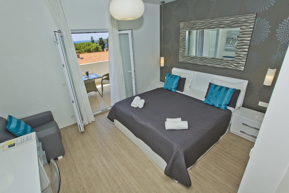 Violeta Hvar 22/72