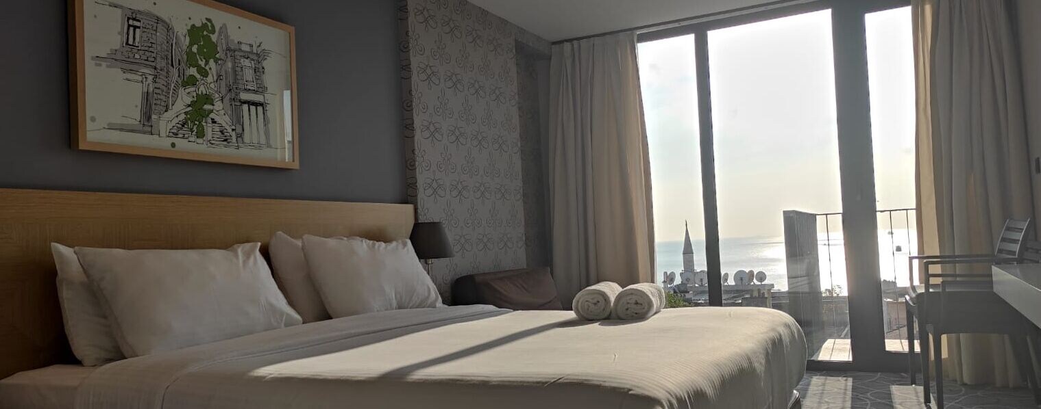 Deluxe, Sea View
