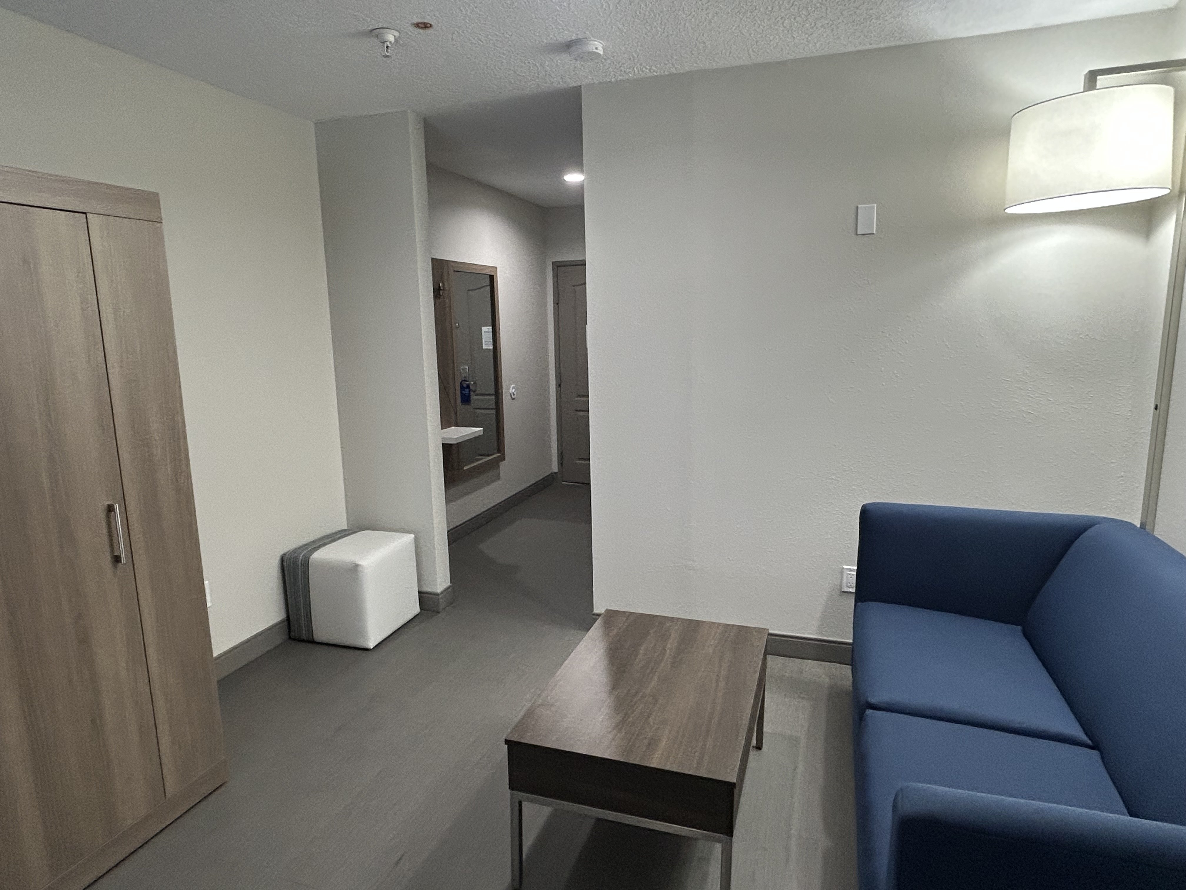 Holiday Inn Express Hotel Suites Grants Milan 28/33