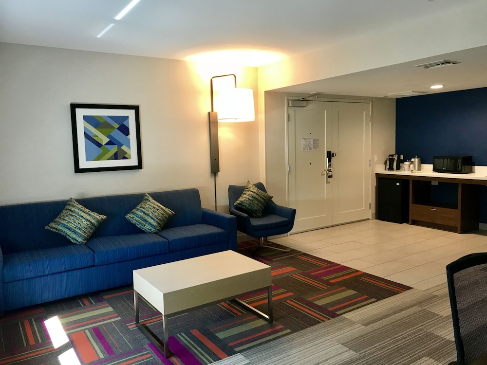 Holiday Inn Express Hotel Suites Pasadena Colorado Boulevard 43/59