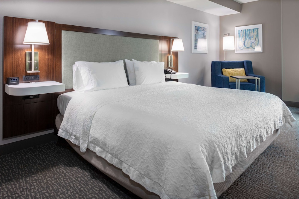 Hampton Inn & Suites Arlington Crystal City DCA 12/64