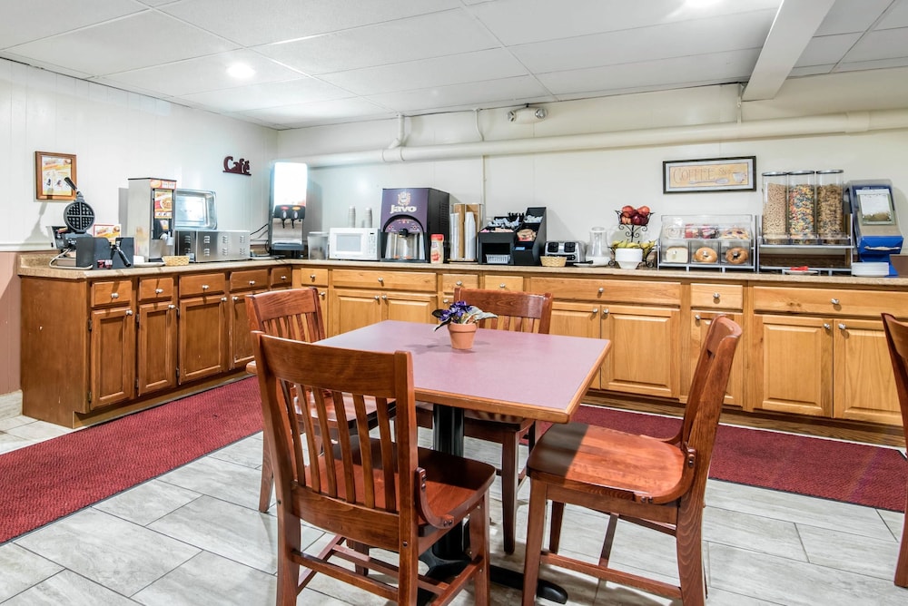 Econo Lodge Inn & Suites Tilton 30/38