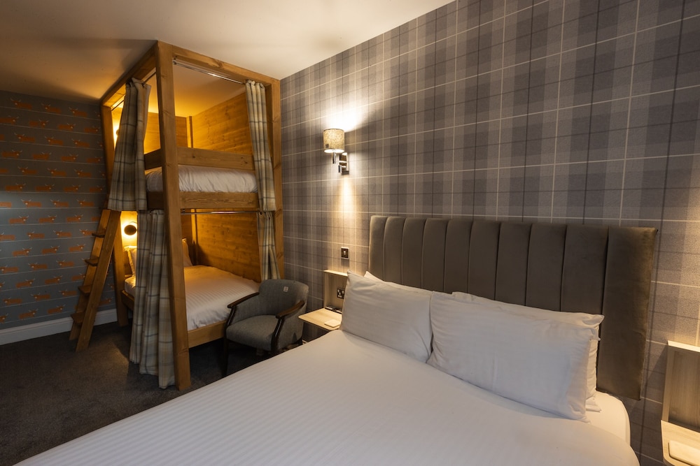 City, Quadruple, King Bed, 2 Bunk Beds، Aye Stay 2/4