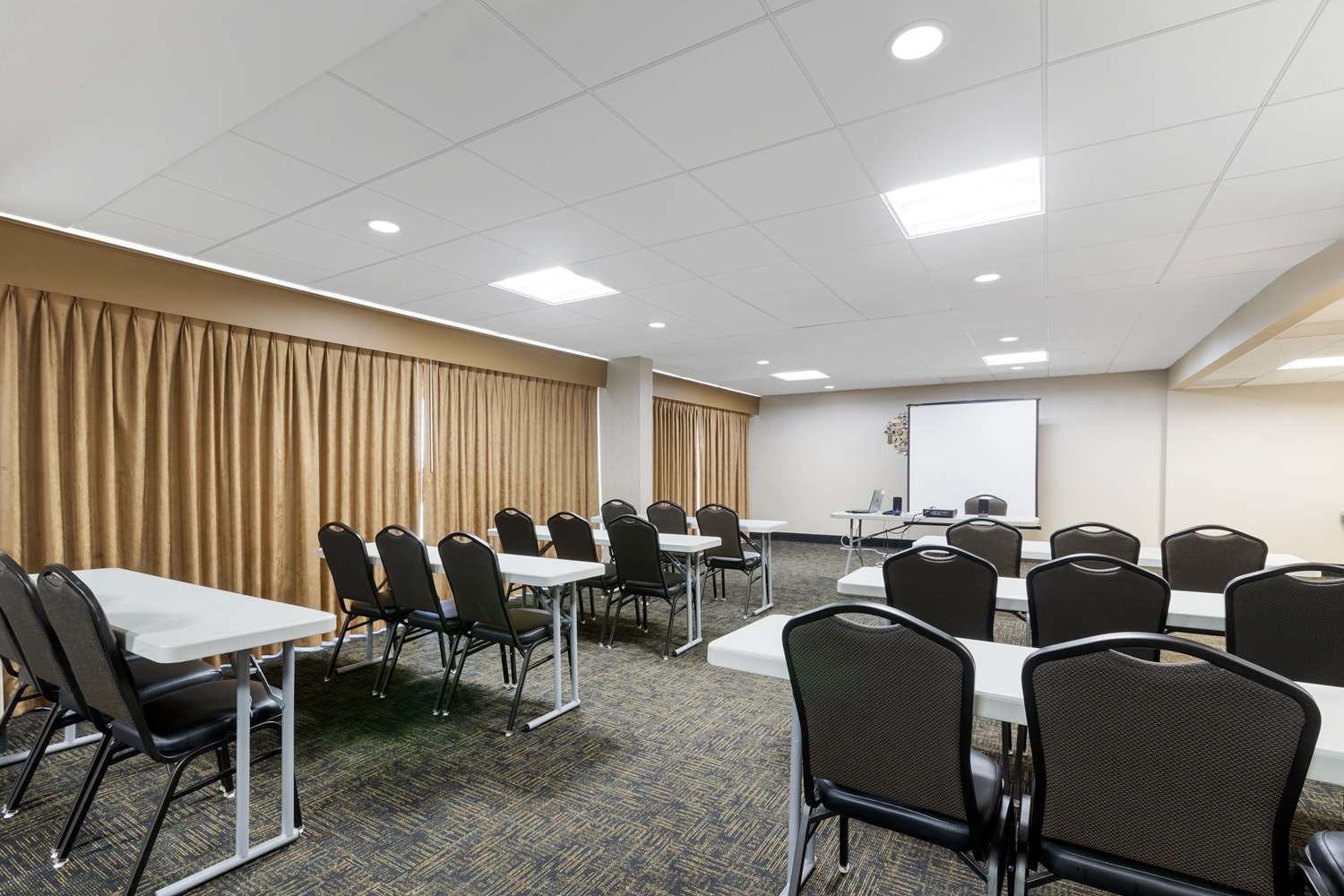 Best Western Plus Midwest Inn 26/31
