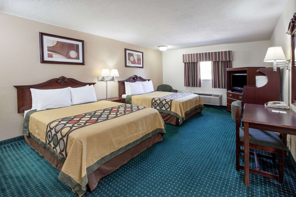 Super 8 By Wyndham Clinton 16/40