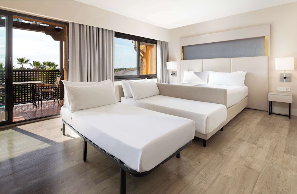 غرفة ديلوكس بسرير كينج بشرفة، DoubleTree by Hilton Islantilla Beach Golf Resort 1/6