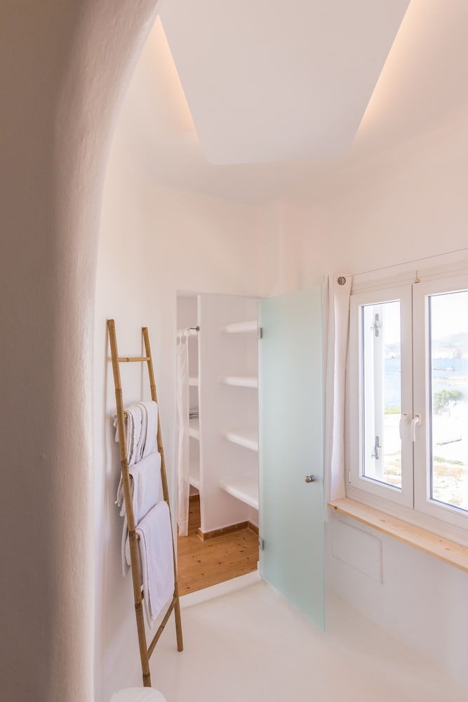 SALT SUITES & EXECUTIVE ROOMS 56/56