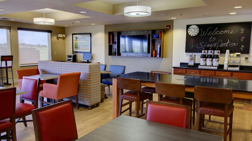 Holiday Inn Express Suites Sioux Center 62/68