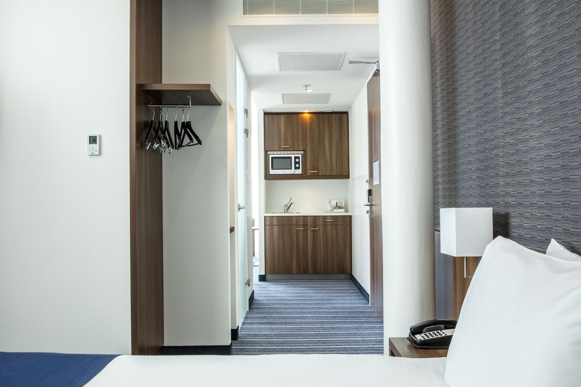 Standard, Multiple Beds, City View