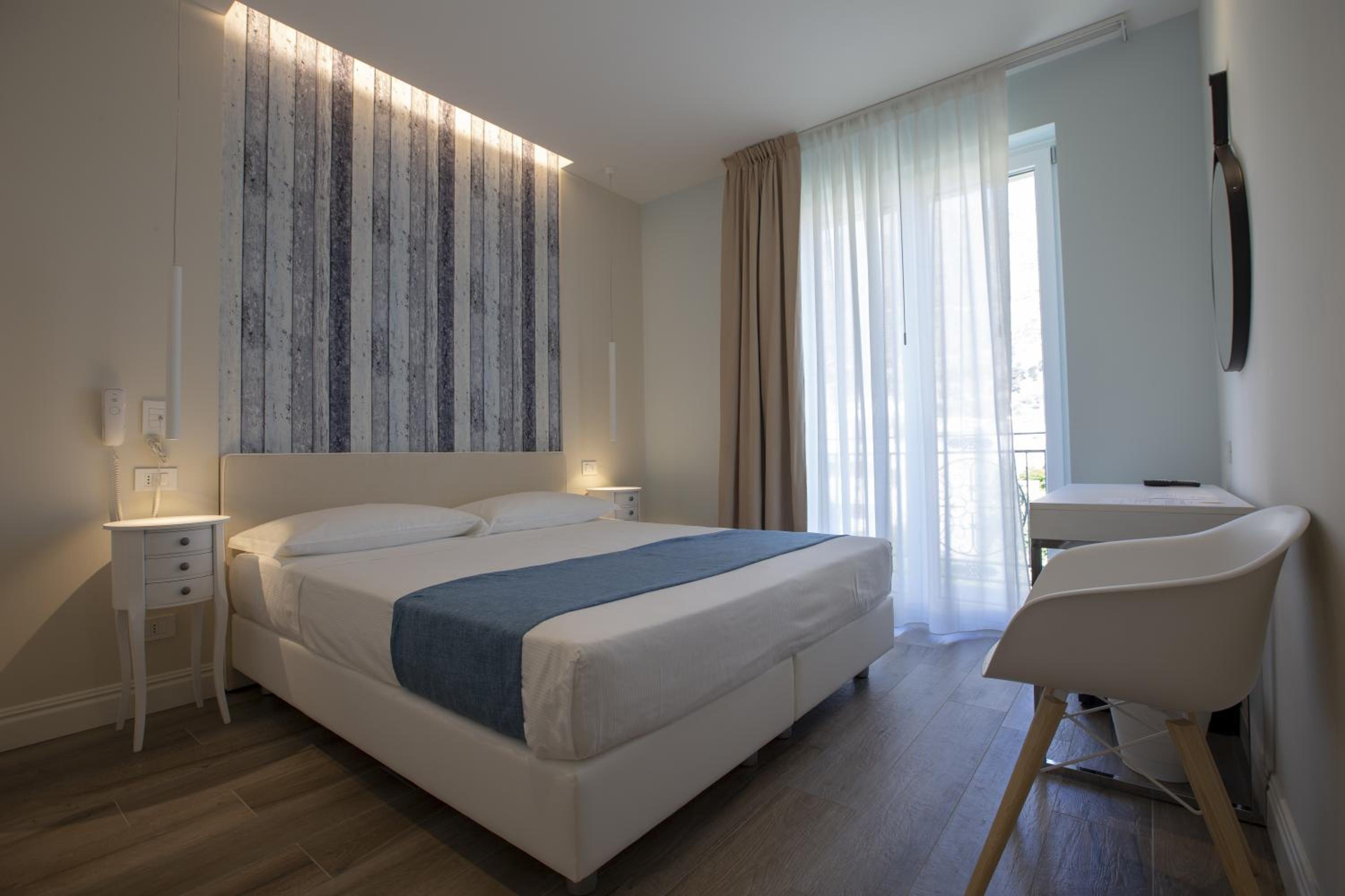 Deluxe, Double Bed