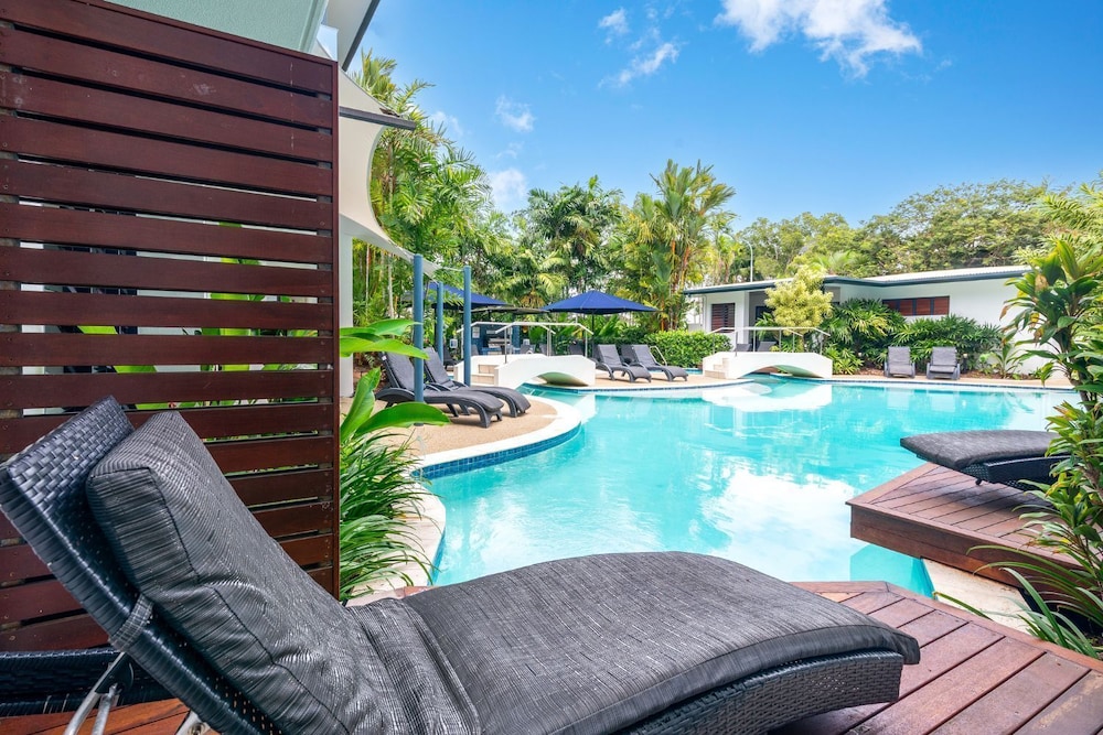 Meridian Port Douglas 33/70