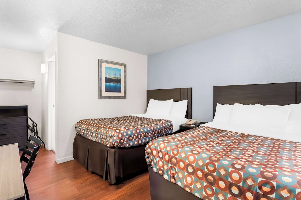 Room, 2 Double Beds, Smoking 2/10