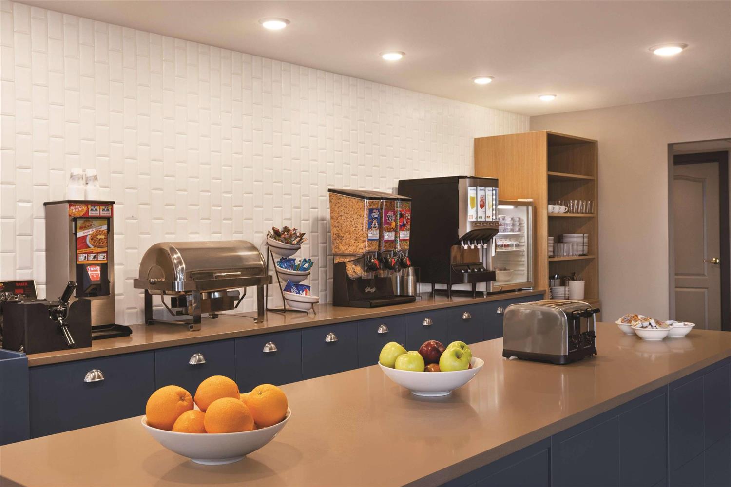 Country Inn & Suites by Radisson, Monona - Madison East 6/13