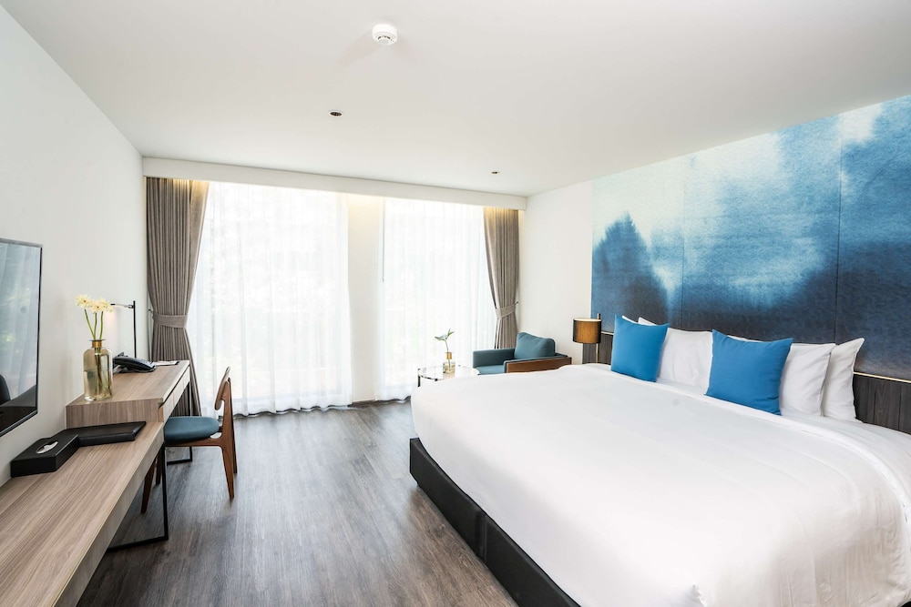 DELUXE, DOUBLE BED, POOL VIEW