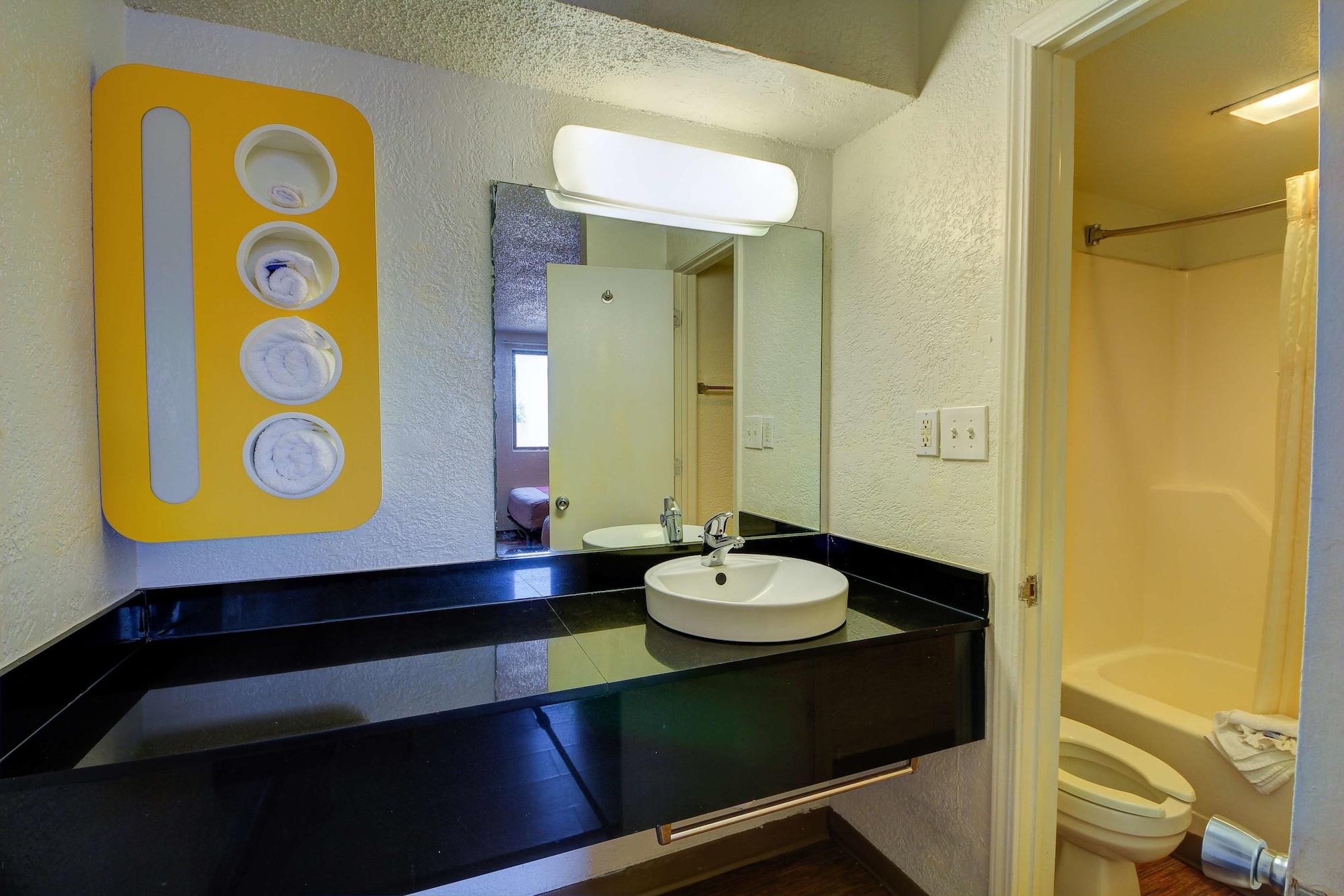 Economy Hotel Plus (ex Motel 6 Oklahoma City North Frontier City) 29/31