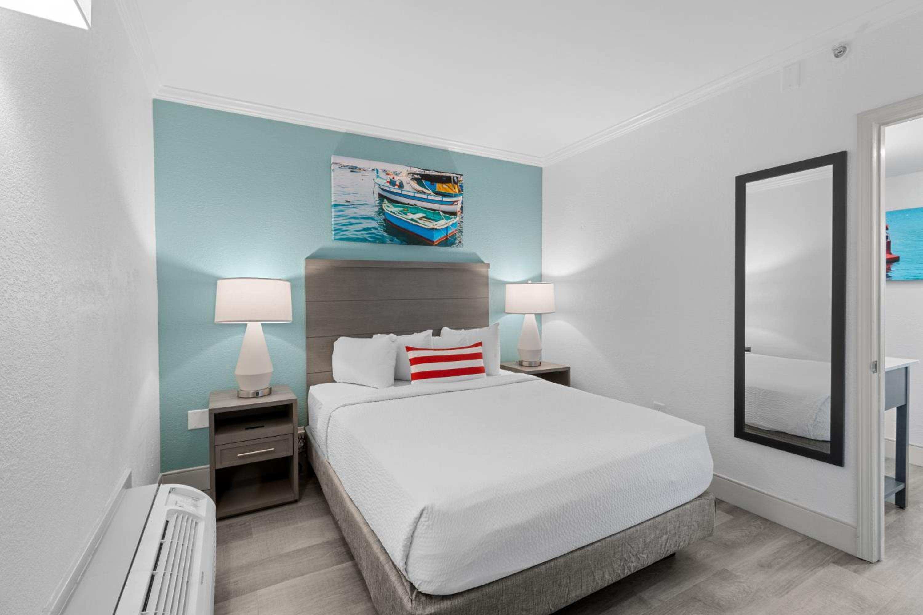 Schooner, Mini, Deluxe, Suite, Ocean Front، Compass Cove Resort 5/8