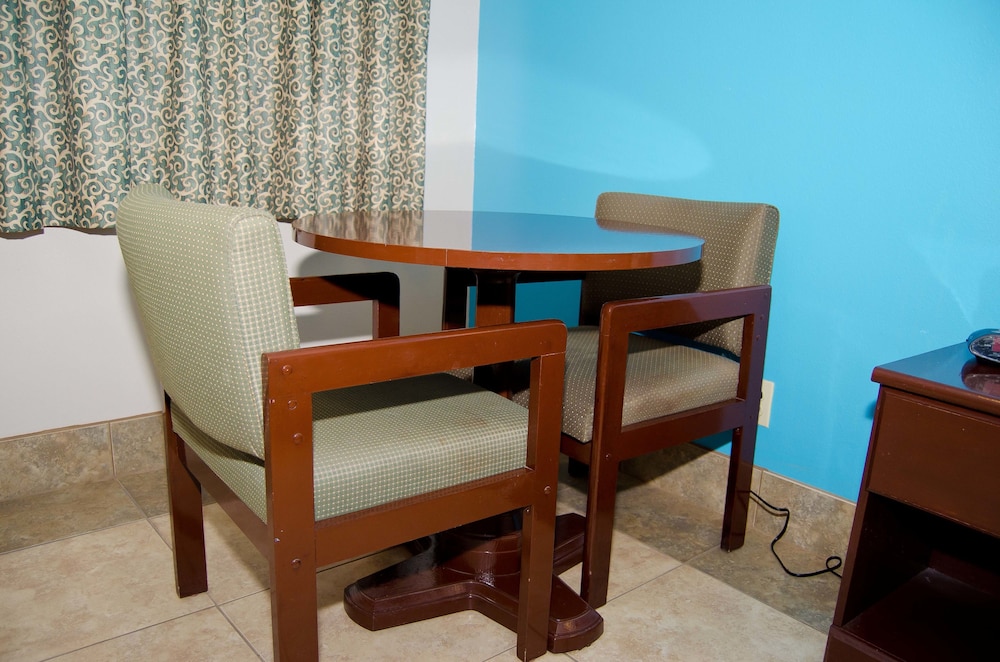 Knights Inn & Suites City Center Edinburg/McAllen 14/22
