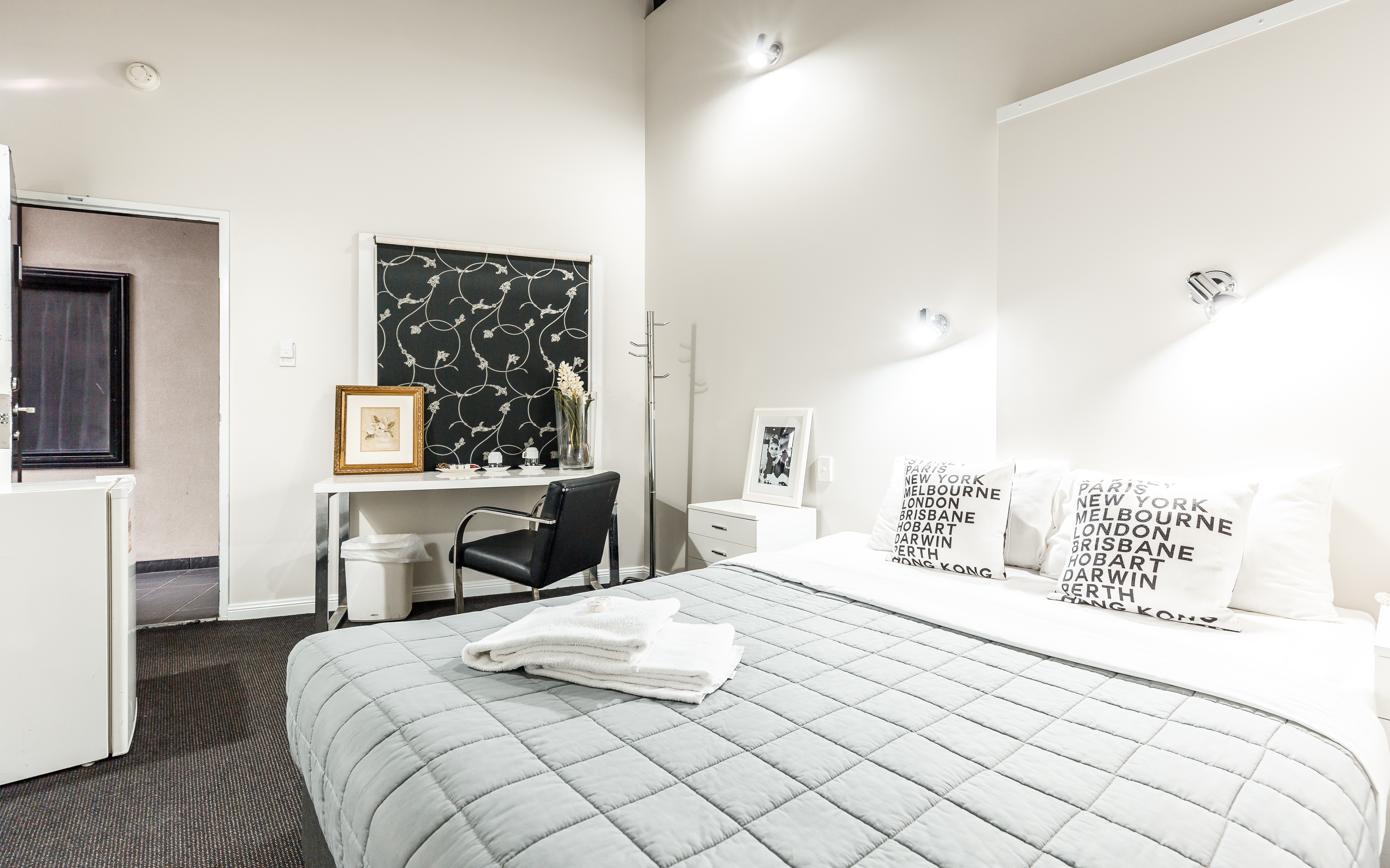 غرفة بسرير مزدوج