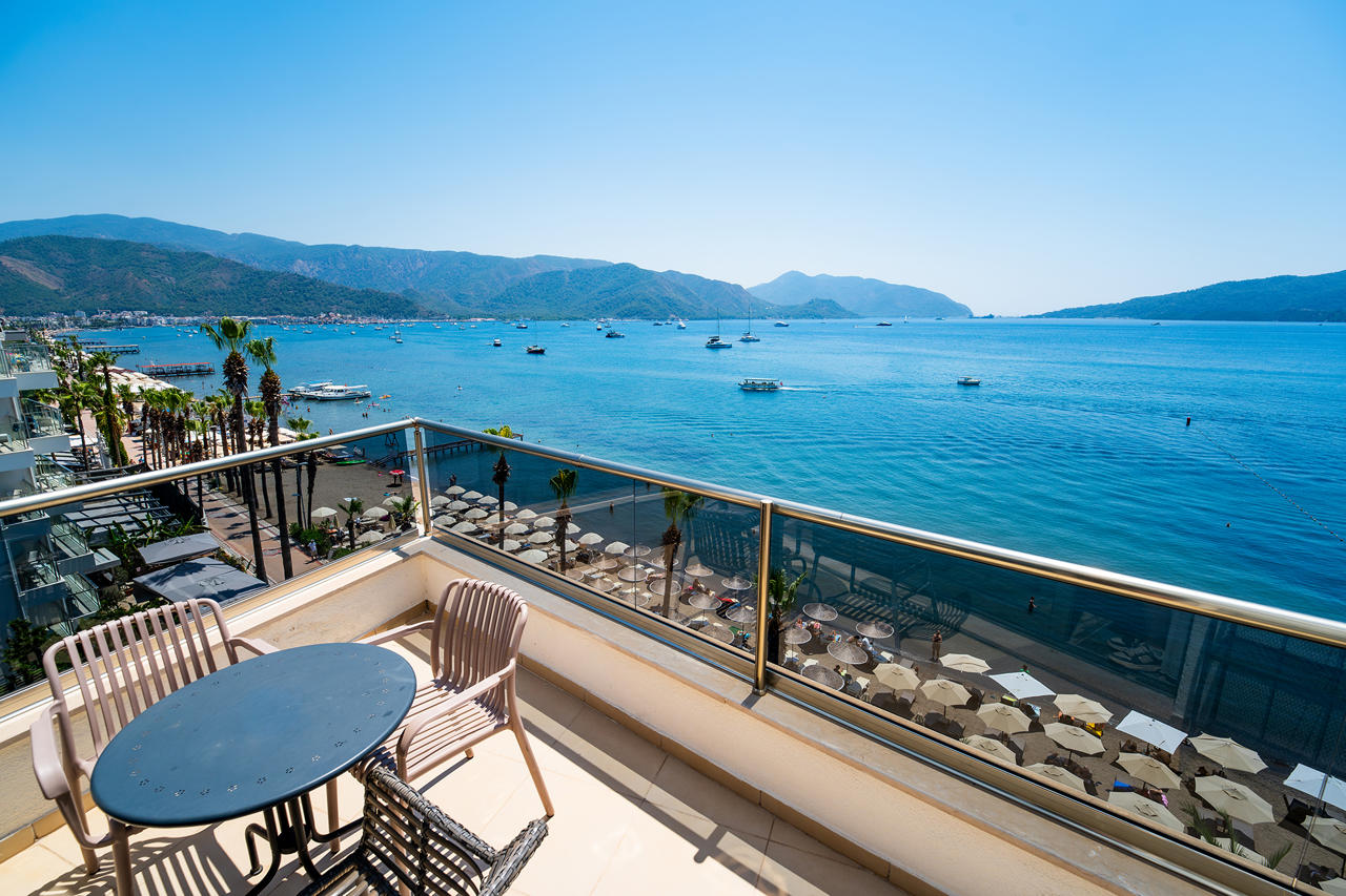Aurasia Beach Hotel 66/69