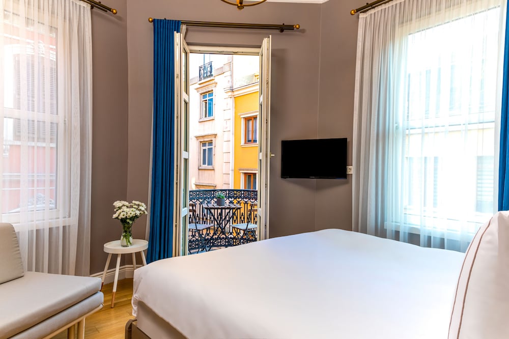 Deluxe, Balcony