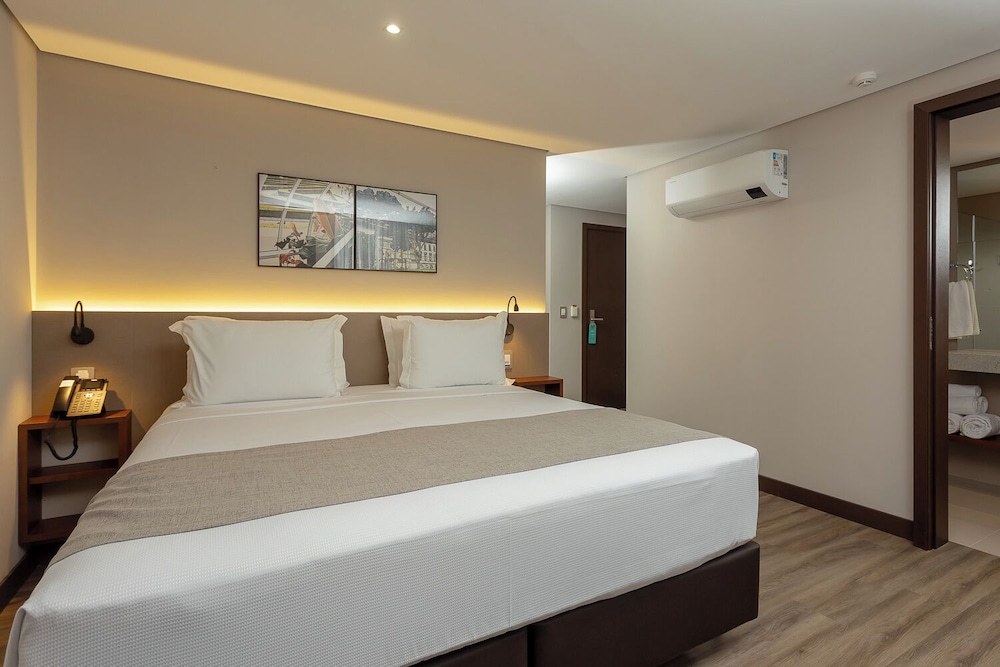 The Roochelle Hotel 27/70