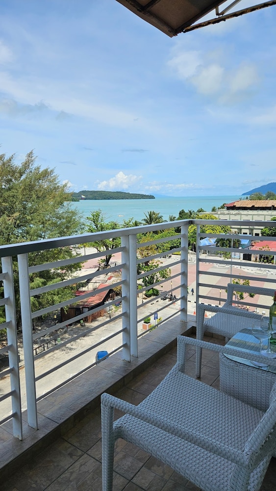 Cenang Plaza Beach Hotel 46/50