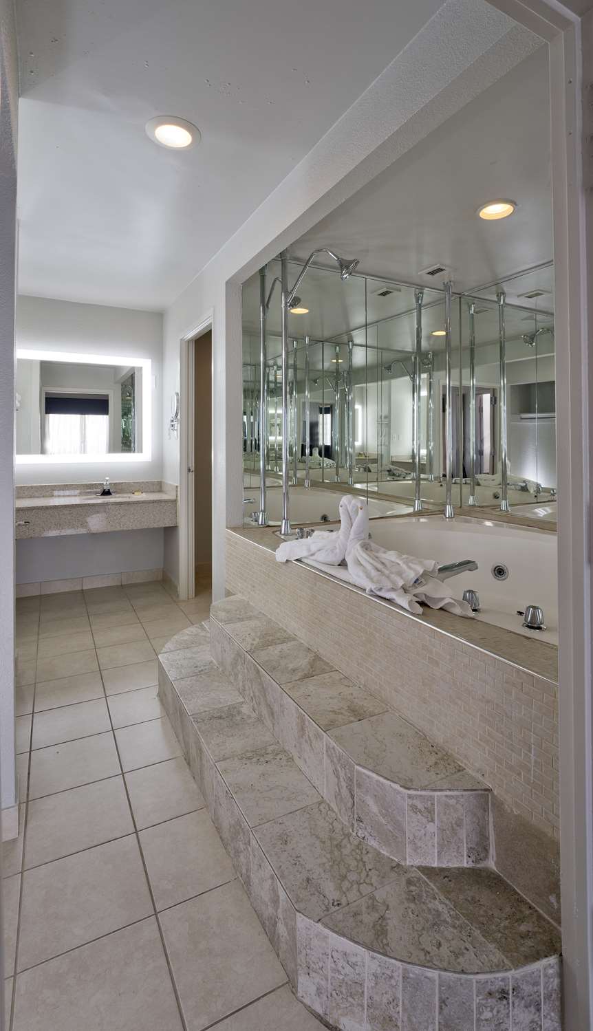 Suite, King Bed, Executive Level, Sofa, Hot Tub، Best Western Plus Hotel & Conference Center 4/4