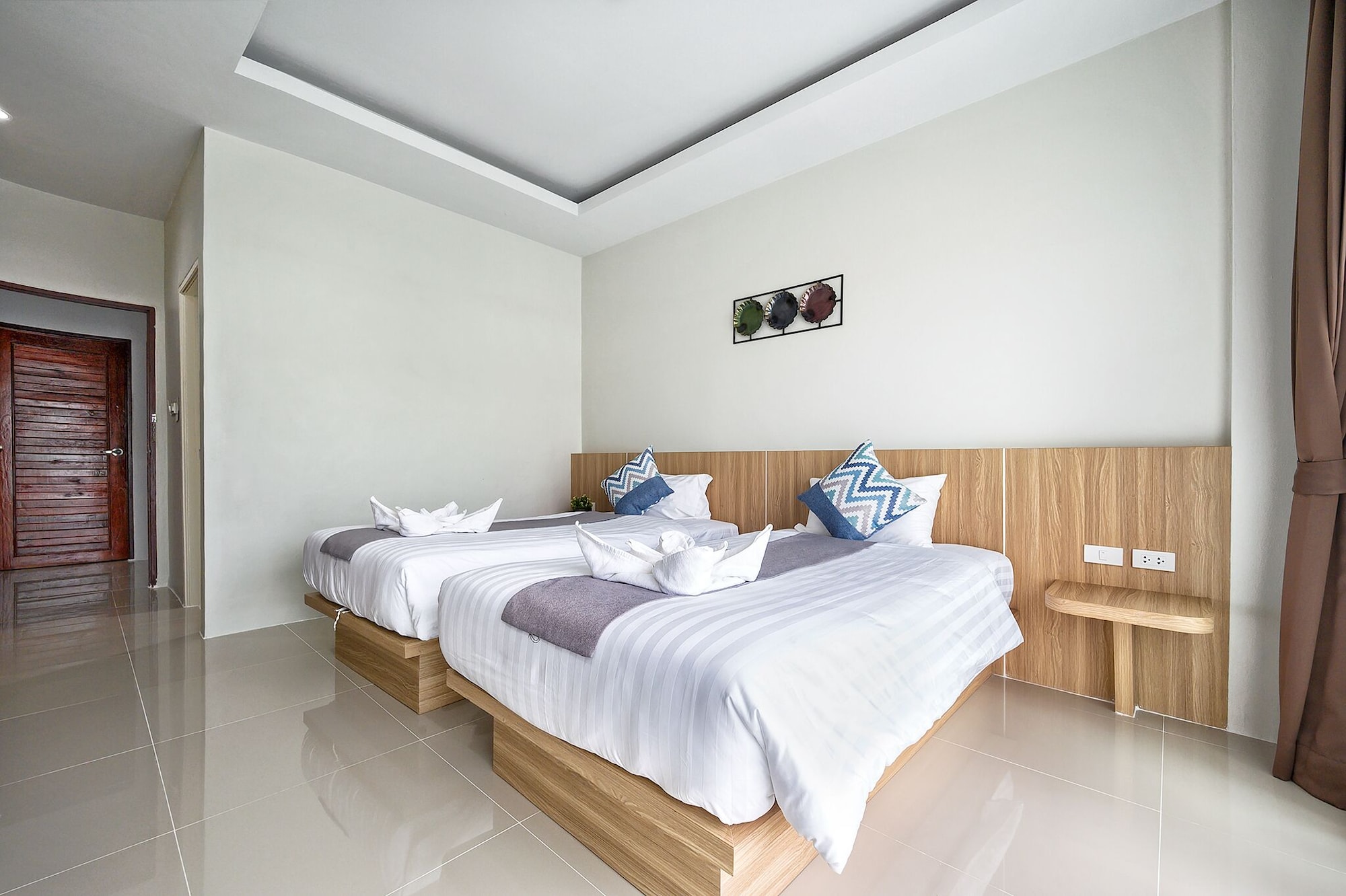 DELUXE, TWIN BEDS