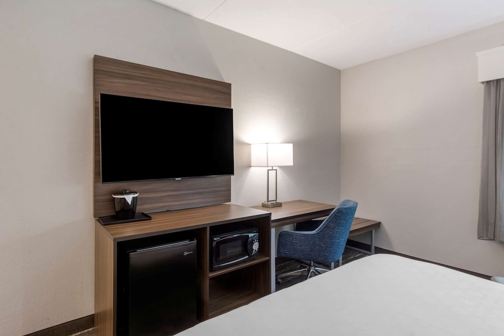 Clarion Pointe Charlottesville 17/34