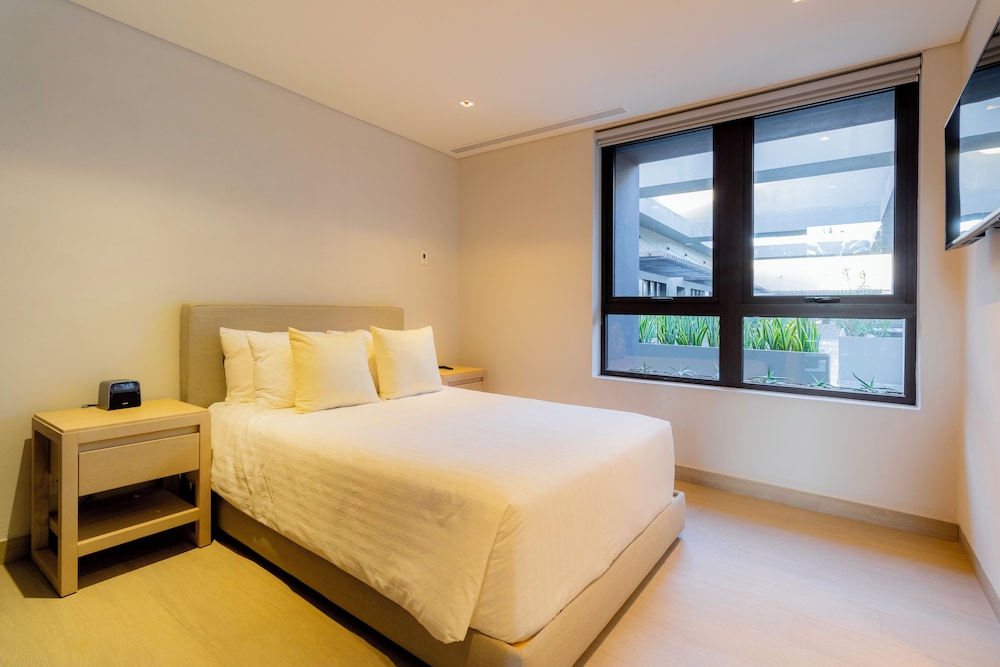 Serena, Residence, King Bed, 3 Queen Beds
