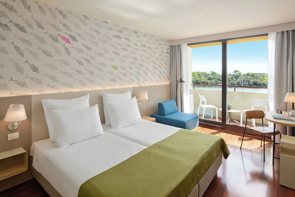 SUPERIOR, TRIPLE, SEA VIEW, BALCONY
