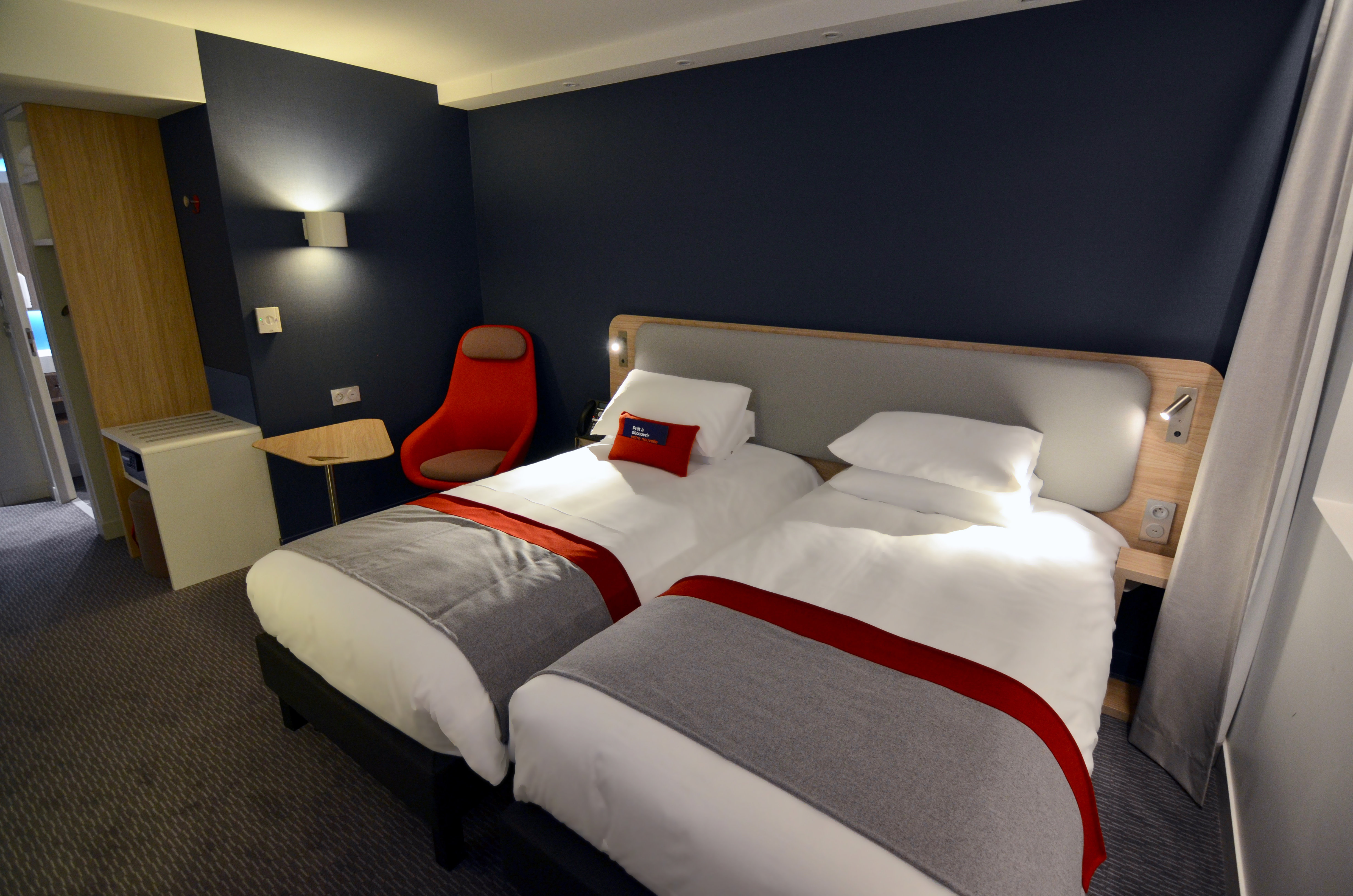 HOLIDAY INN EXPRESS PARIS - CDG AIRPORT 13/70
