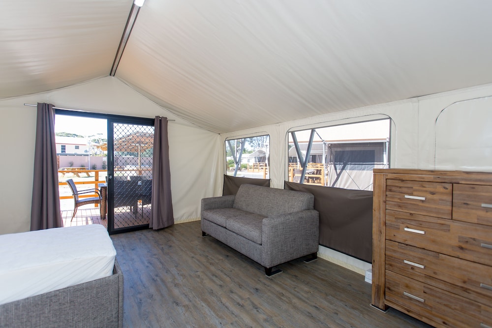 SHOAL BAY HOLIDAY PARK 41/70