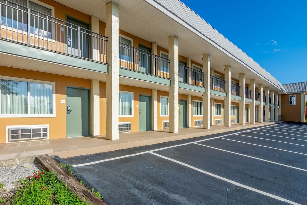 Econo Lodge East Ridge 33/36