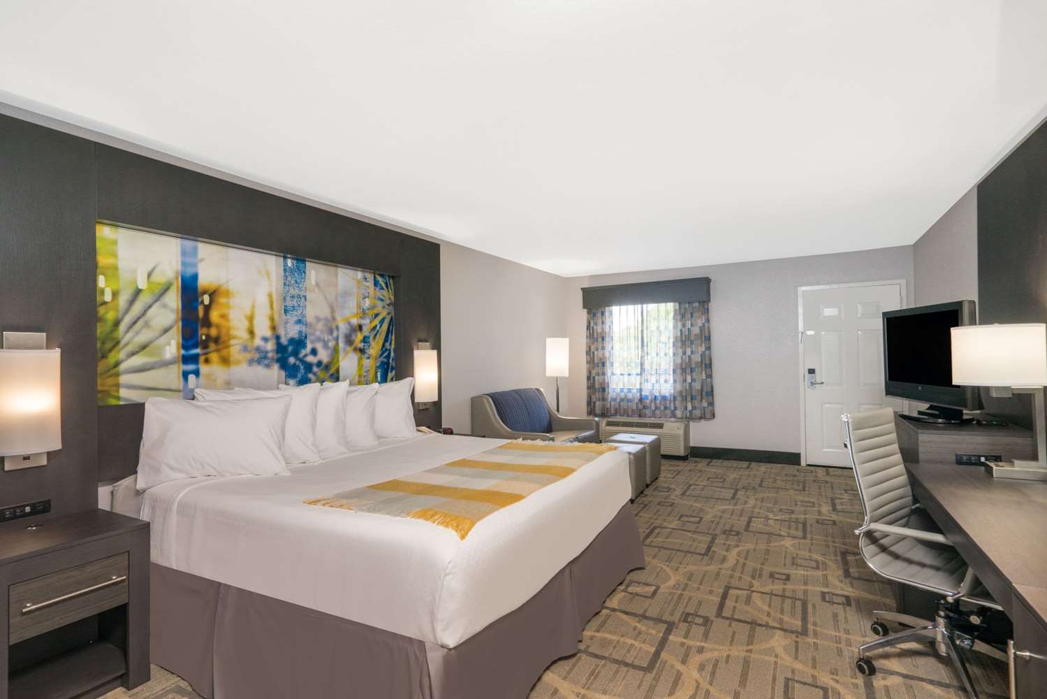 Days Inn by Wyndham Asheville Downtown North 3/10