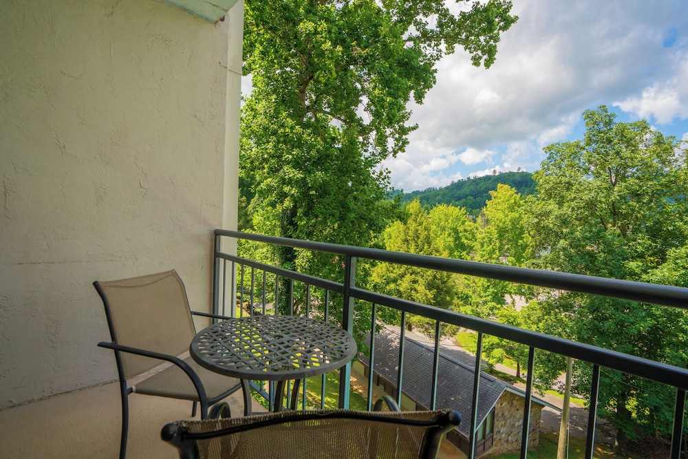Laurel Inn Condominium 32/50