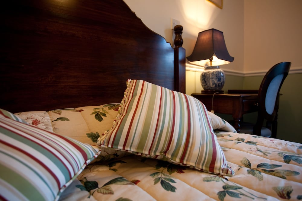 FINES BAYLIWICK HOTEL 24/28