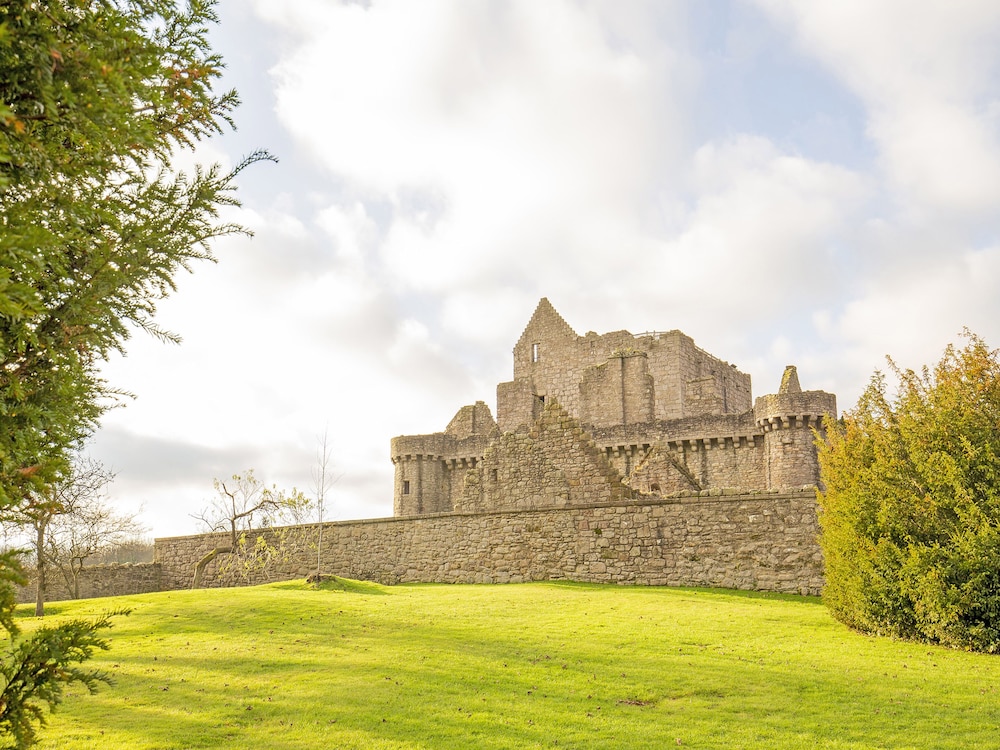 OYO Arden Guest House, Craigmillar Castle Edinburgh 37/43