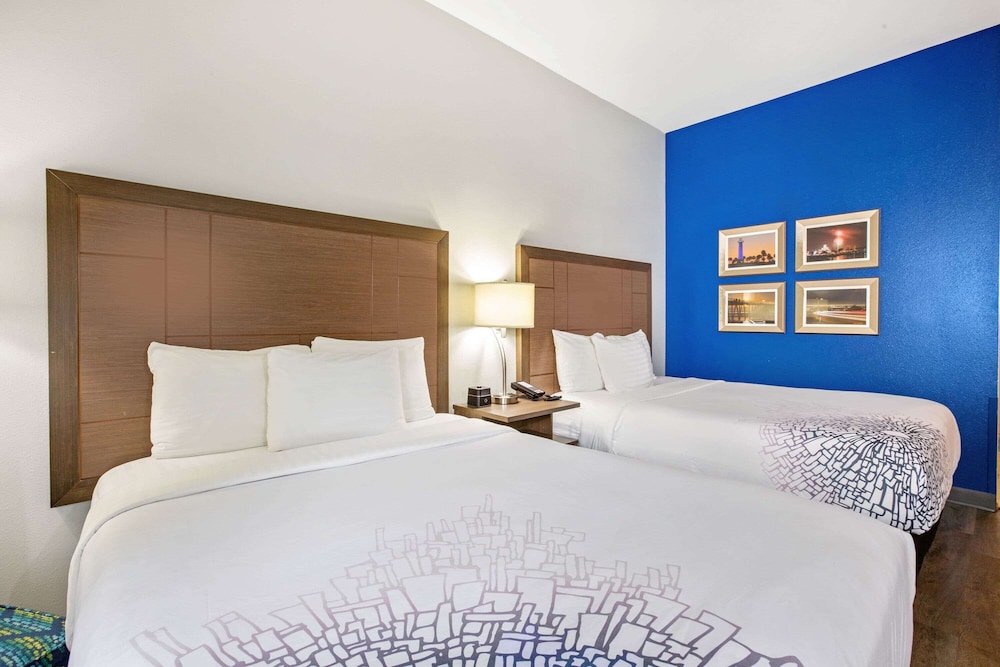 La Quinta Inn & Suites By Wyndham NE Long Beach/Cypress 18/51