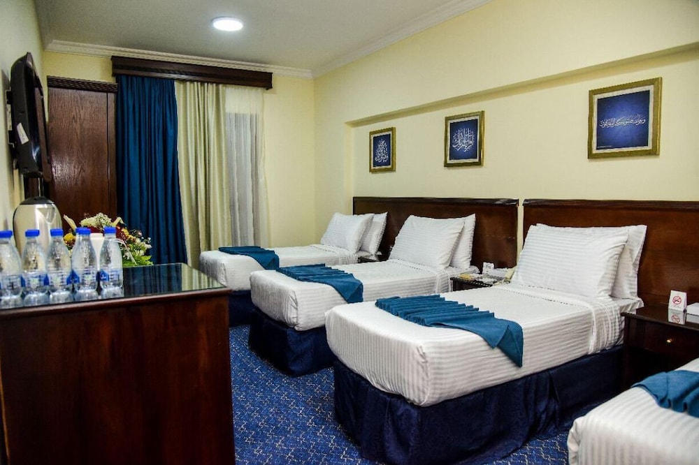 ROOM, TWIN BEDS
