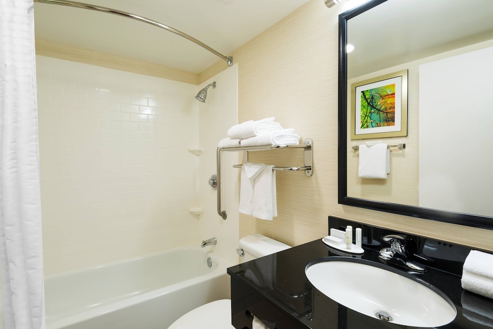 غرفة بسريرين كوين بحوض استحمام لذوي الإعاقة، Fairfield Inn Suites Louisville Downtown 2/2