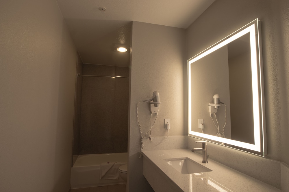 Days Inn by Wyndham Carlsbad 15/45