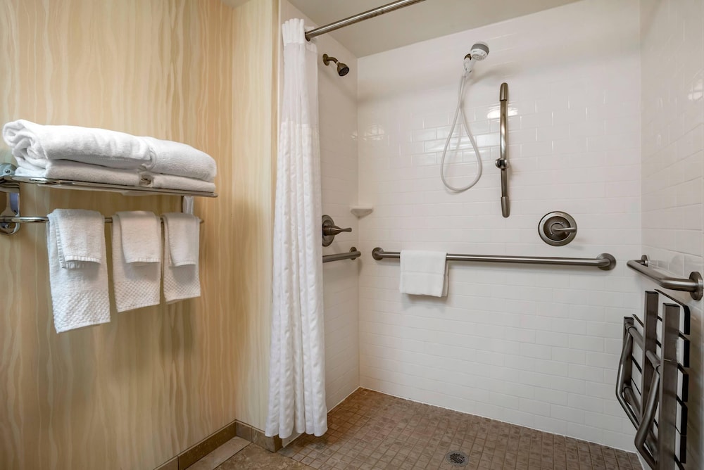 Comfort Inn Suites Newark Wilmington 64/65