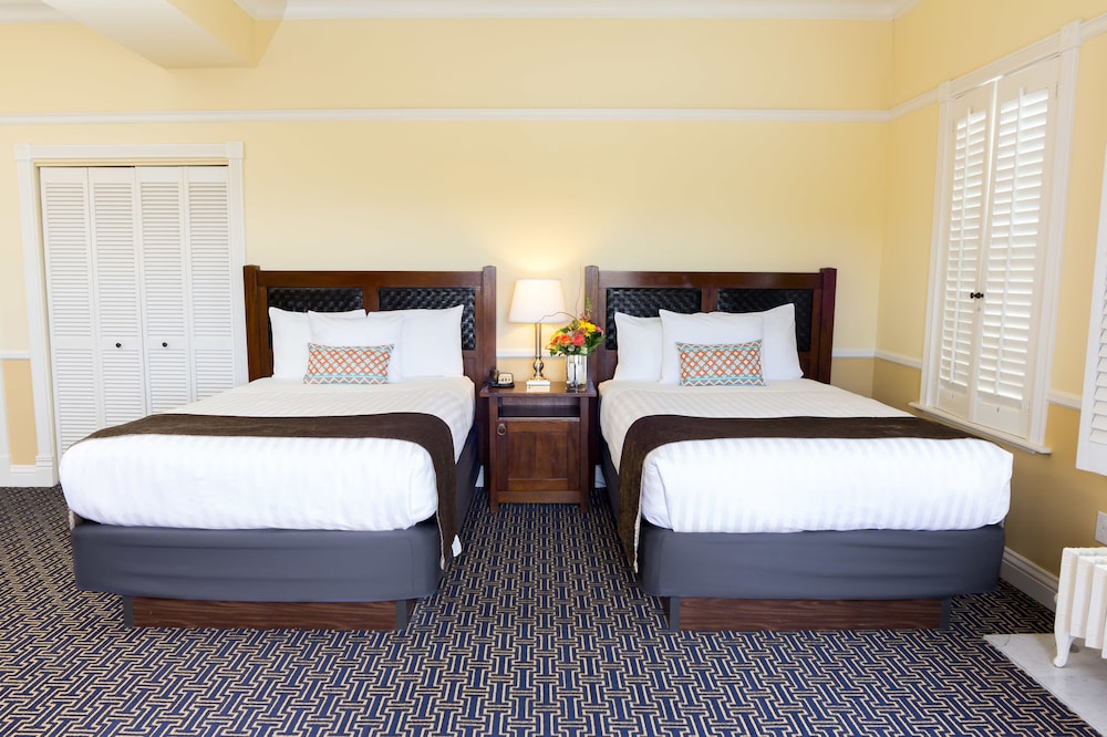 Majestic Inn & Spa 16/80