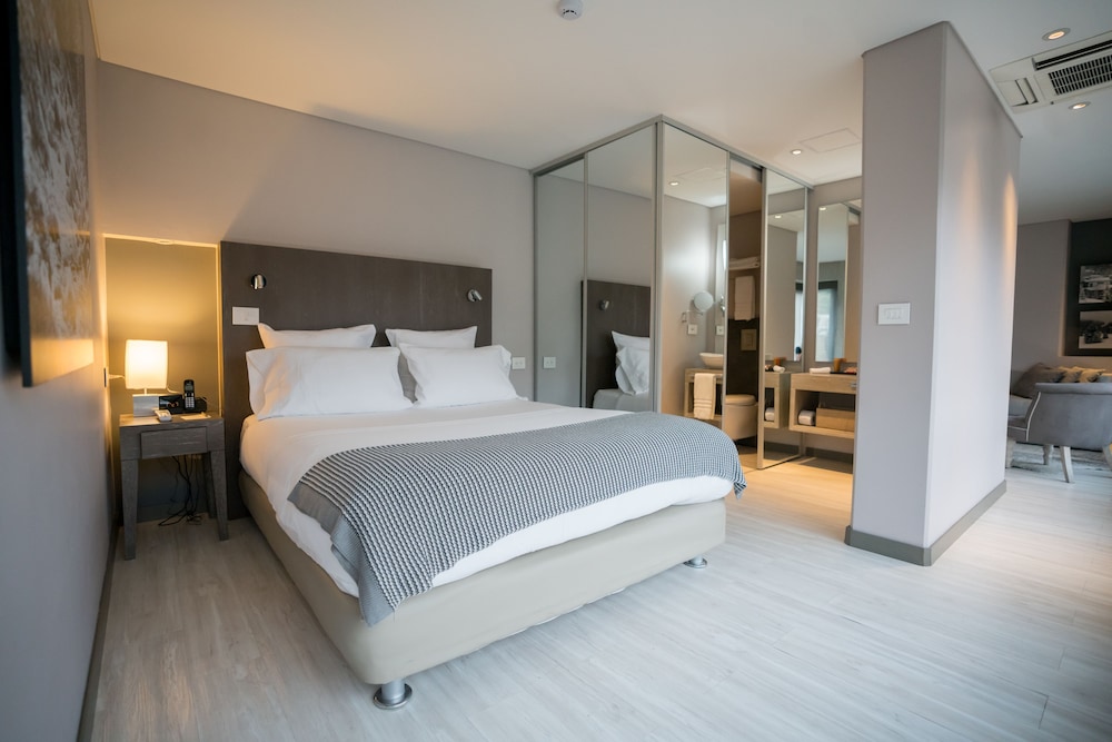 EXECUTIVE, SUITE, QUEEN BED