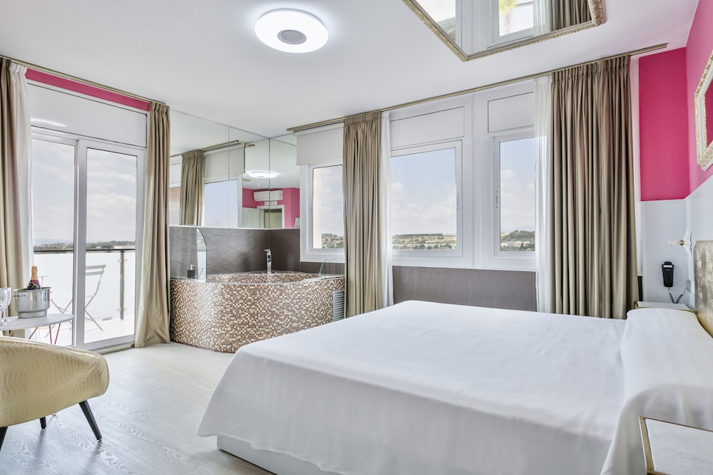 H Hotel 27/65