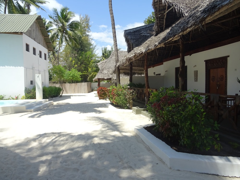 Makuti Beach Bungalows 5/65
