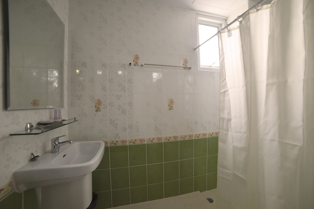 Gold Airport Suites 8/66